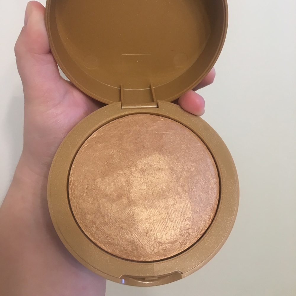 Baked Body Frosting Face &Body Glow In Gilded Glow